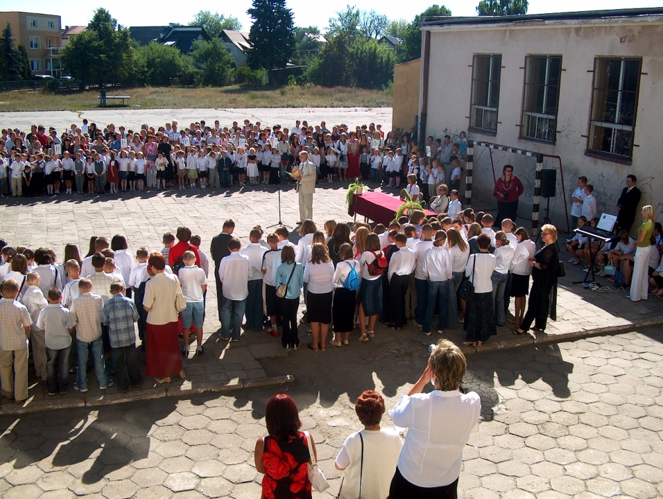 Rozpoczęcie roku szkolnego w 2005 roku w Ostrołęce - zdjęcie #2 - eOstroleka.pl