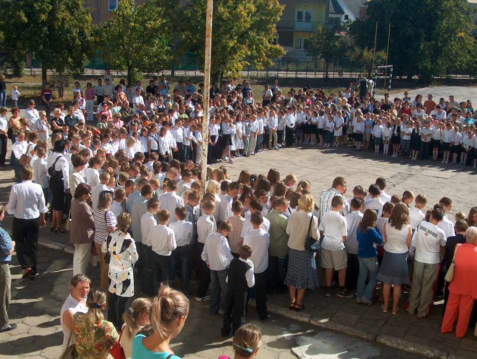 Rozpoczęcie roku szkolnego w 2005 roku w Ostrołęce - zdjęcie #1 - eOstroleka.pl