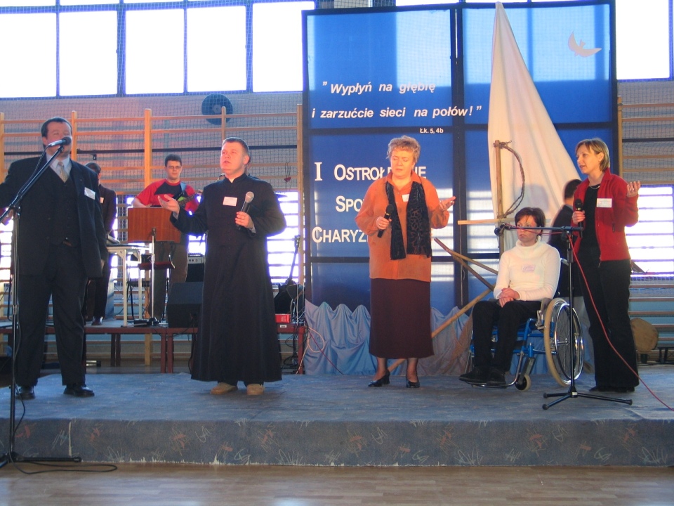 I Ostrołęckie Spotkania Charyzmatyczne - 2004 rok - zdjęcie #16 - eOstroleka.pl