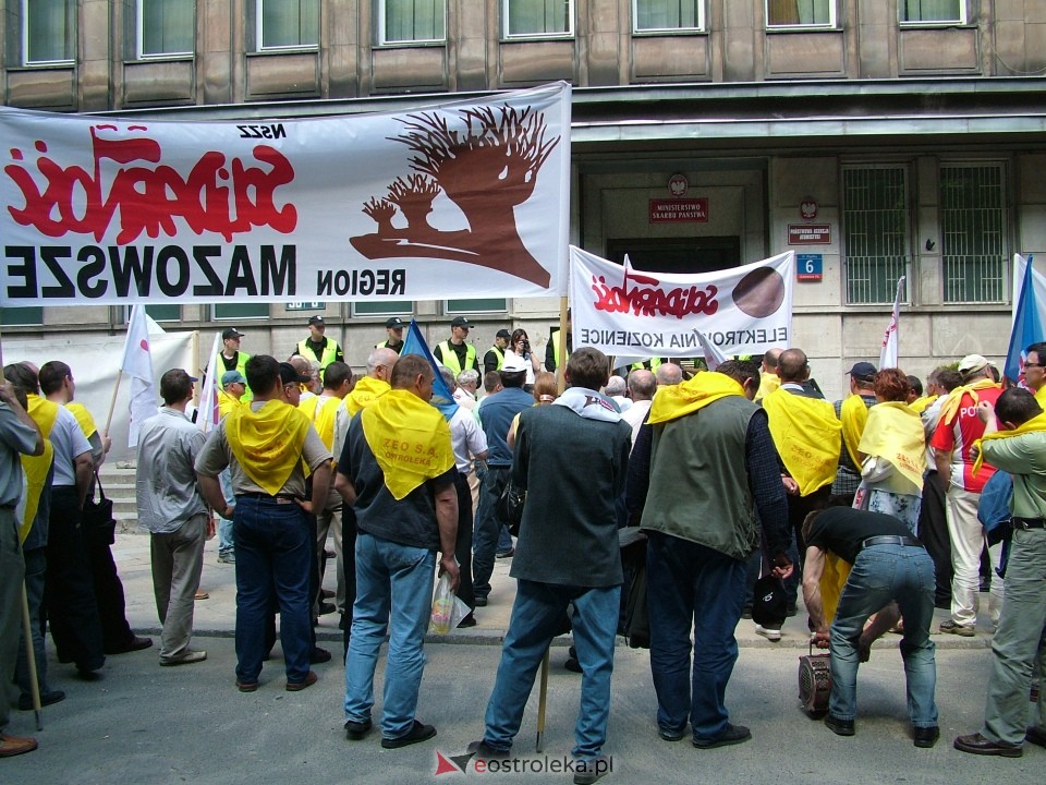 Pikieta pracowników elektrowni Ostrołęka Warszawa 2005 - zdjęcie #10 - eOstroleka.pl