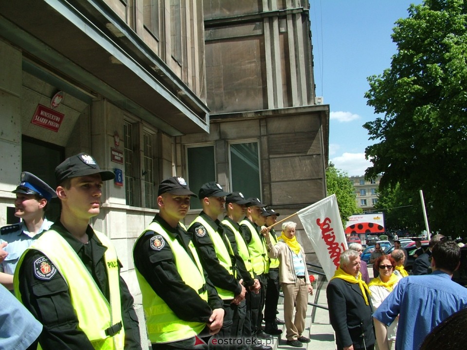 Pikieta pracowników elektrowni Ostrołęka Warszawa 2005 - zdjęcie #2 - eOstroleka.pl