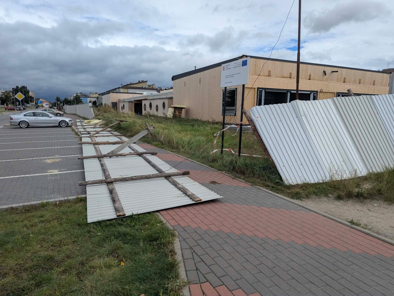 Ogrodzenie runęło na chodnik [22.08.2026] - zdjęcie #1 - eOstroleka.pl