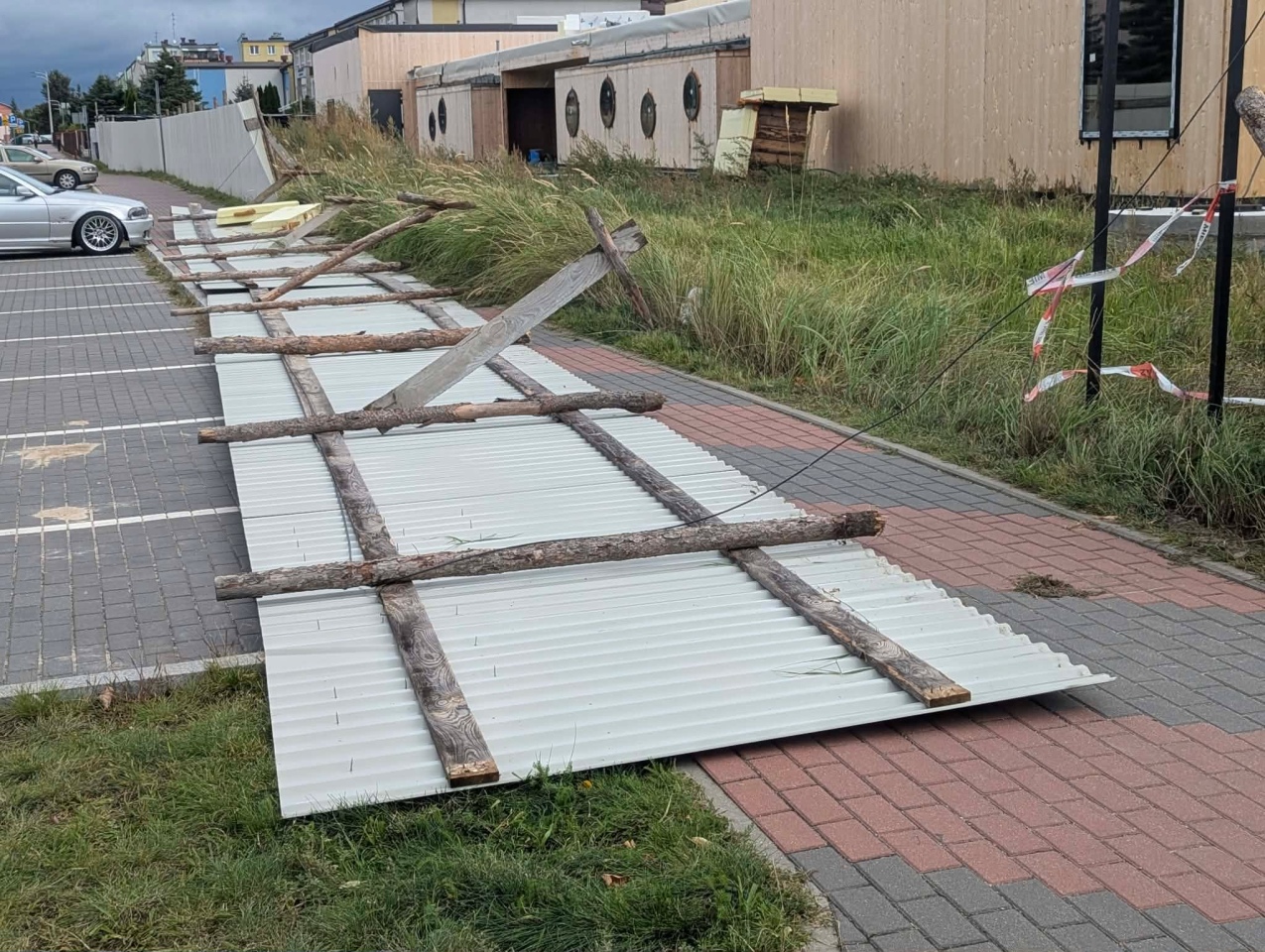 Ogrodzenie runęło na chodnik [22.08.2026] - zdjęcie #2 - eOstroleka.pl