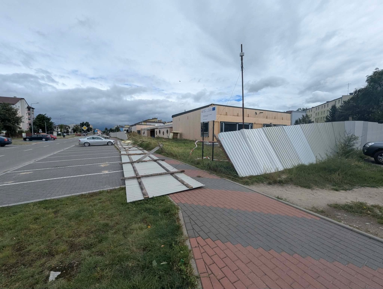 Ogrodzenie runęło na chodnik [22.08.2026] - zdjęcie #4 - eOstroleka.pl