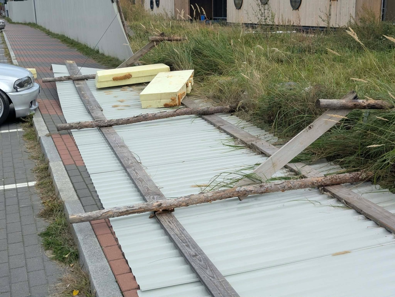 Ogrodzenie runęło na chodnik [22.08.2026] - zdjęcie #6 - eOstroleka.pl
