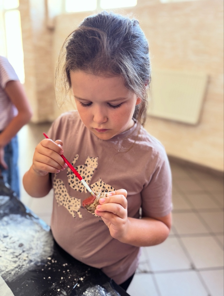 Młodzi artyści na wakacjach. Tak bawiły się dzieci w bibliotece w Czerwinie [24.08.2026] - zdjęcie #12 - eOstroleka.pl