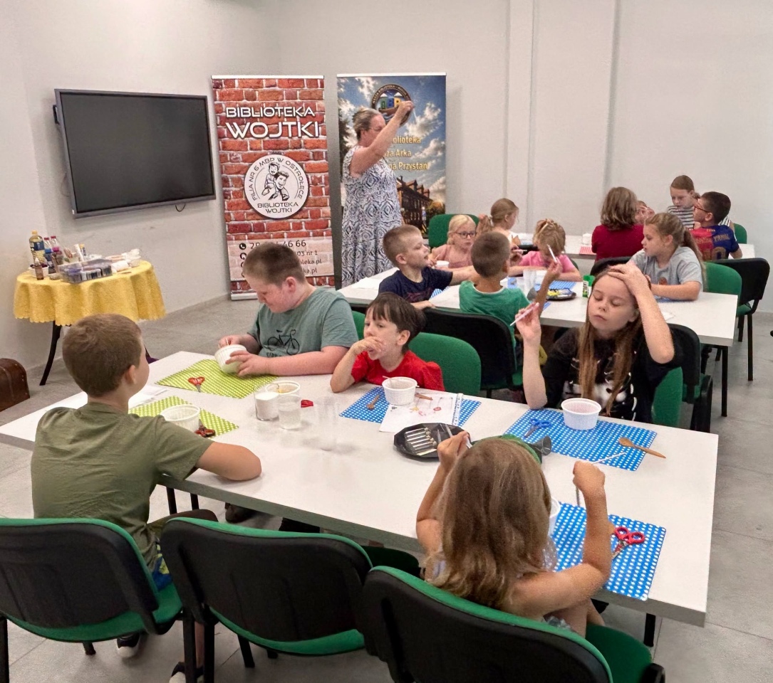 Magiczny tydzień w bibliotece na Wojtkach. Tak wyglądała Akademia Młodego Czarodzieja [25.08.2026]  - zdjęcie #24 - eOstroleka.pl