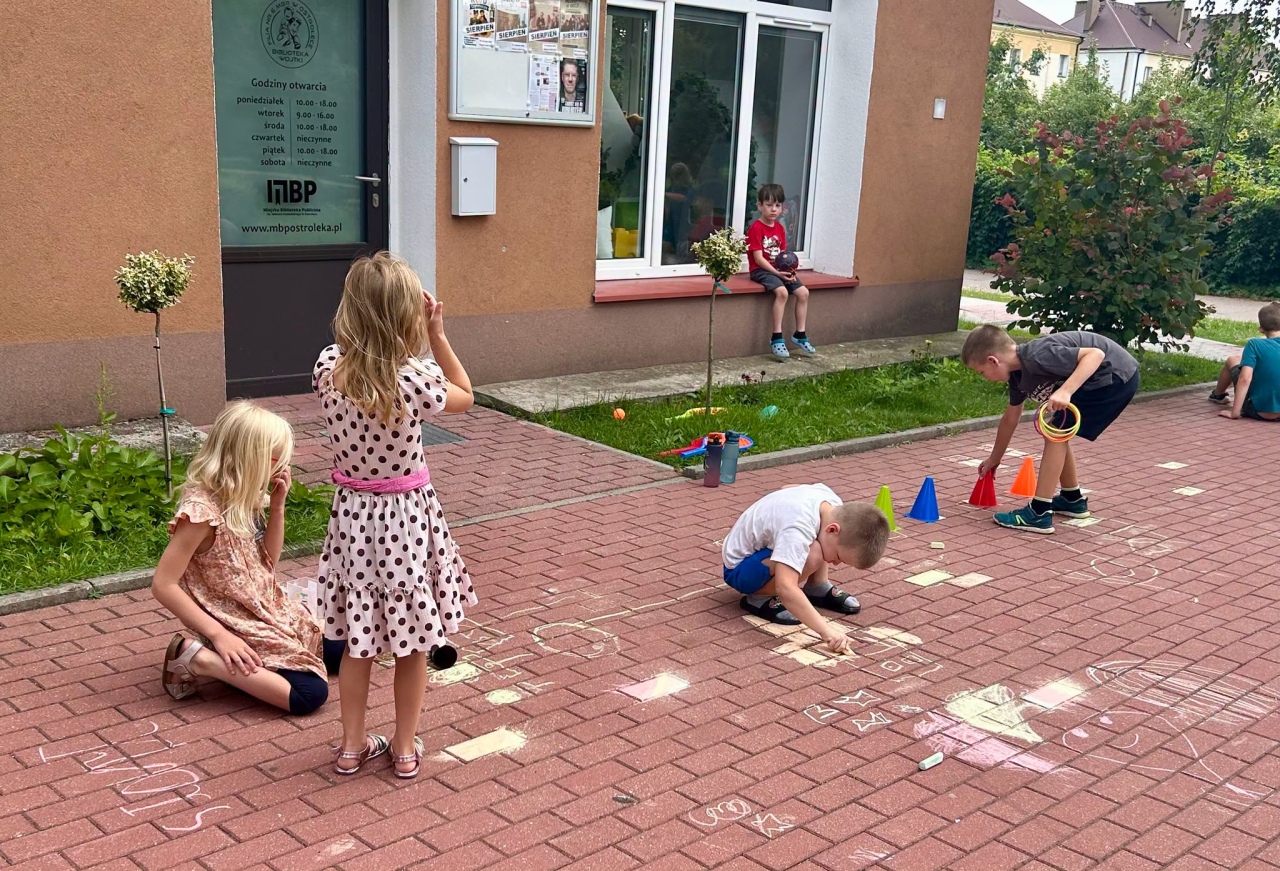 Magiczny tydzień w bibliotece na Wojtkach. Tak wyglądała Akademia Młodego Czarodzieja [25.08.2026]  - zdjęcie #14 - eOstroleka.pl