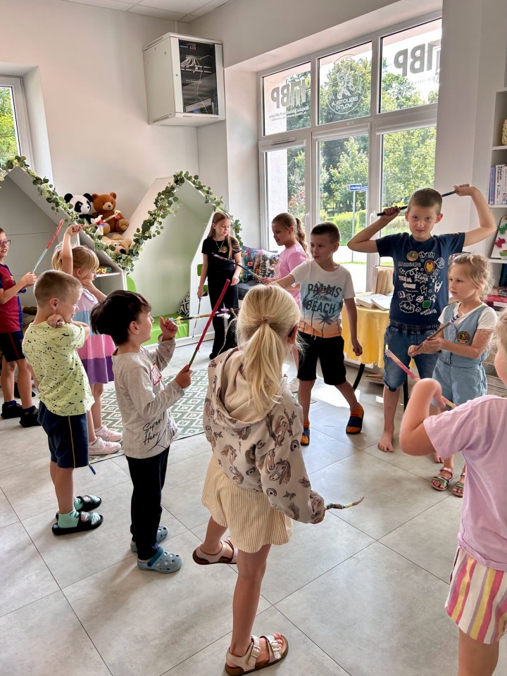 Magiczny tydzień w bibliotece na Wojtkach. Tak wyglądała Akademia Młodego Czarodzieja [25.08.2026]  - zdjęcie #10 - eOstroleka.pl