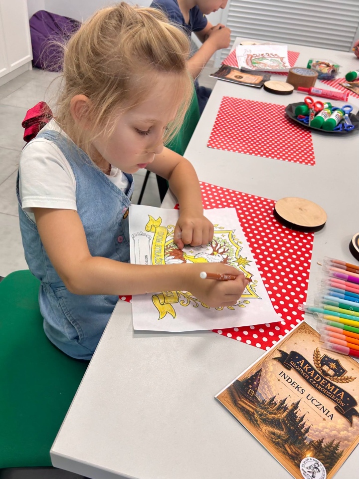 Magiczny tydzień w bibliotece na Wojtkach. Tak wyglądała Akademia Młodego Czarodzieja [25.08.2026]  - zdjęcie #3 - eOstroleka.pl