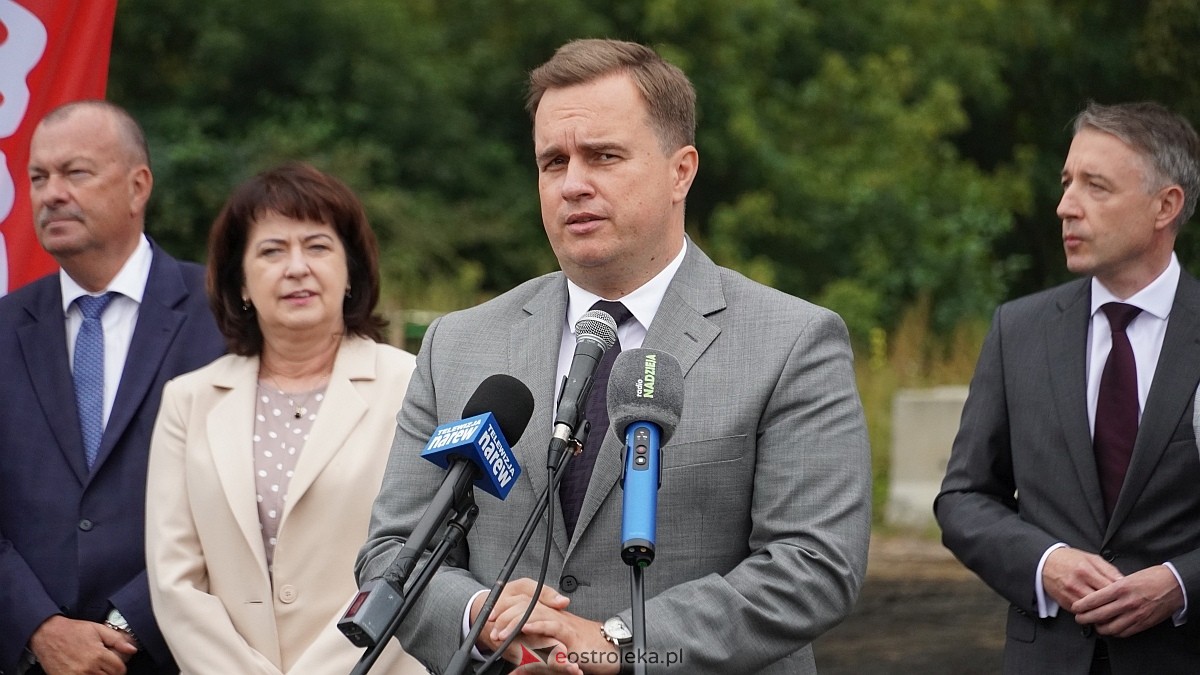 Konferencja prasowa na budowie nowego mostu przez Narew [25.08.2026] - zdjęcie #53 - eOstroleka.pl