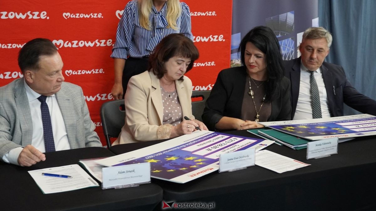 Podpisanie umów w ramach programu Fundusze Europejskie dla Mazowsza [25.08.2026] - zdjęcie #22 - eOstroleka.pl
