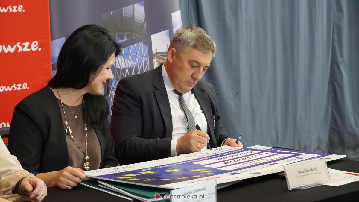 Podpisanie umów w ramach programu Fundusze Europejskie dla Mazowsza [25.08.2026] - zdjęcie #13 - eOstroleka.pl
