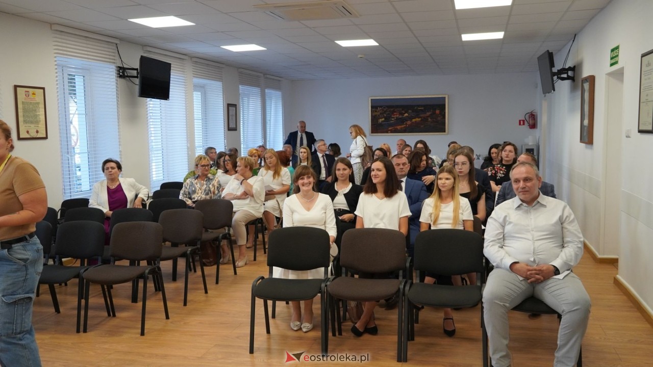 Uroczystość wręczenia aktów stopnia awansu zawodowego nauczyciela mianowanego [27.08.2026] - zdjęcie #99 - eOstroleka.pl