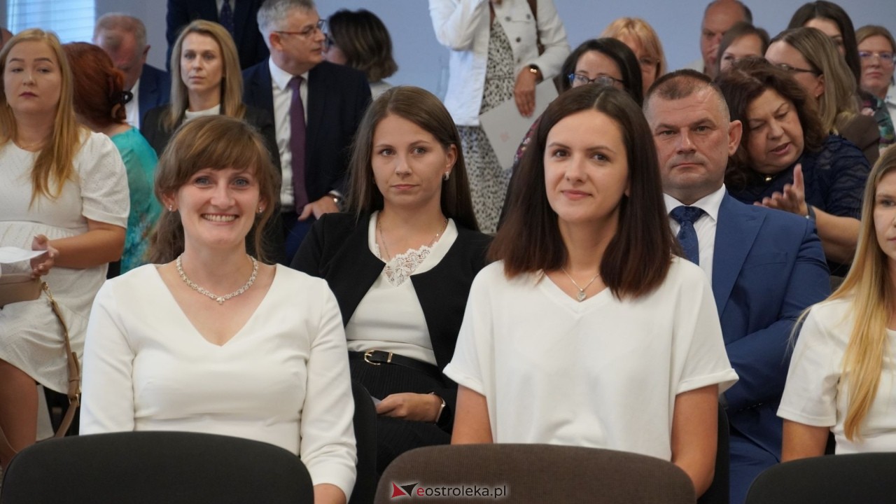 Uroczystość wręczenia aktów stopnia awansu zawodowego nauczyciela mianowanego [27.08.2026] - zdjęcie #98 - eOstroleka.pl