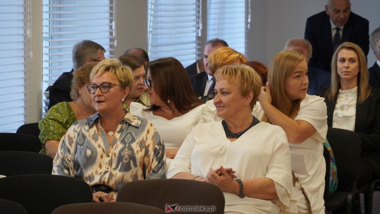 Uroczystość wręczenia aktów stopnia awansu zawodowego nauczyciela mianowanego [27.08.2026] - zdjęcie #97 - eOstroleka.pl