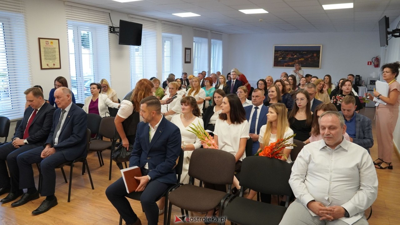 Uroczystość wręczenia aktów stopnia awansu zawodowego nauczyciela mianowanego [27.08.2026] - zdjęcie #92 - eOstroleka.pl