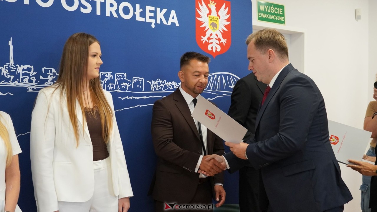Uroczystość wręczenia aktów stopnia awansu zawodowego nauczyciela mianowanego [27.08.2026] - zdjęcie #72 - eOstroleka.pl