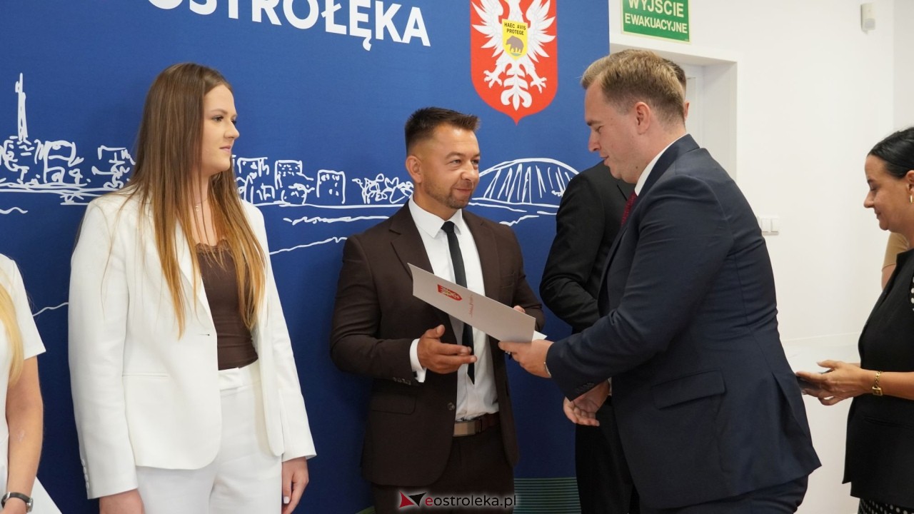 Uroczystość wręczenia aktów stopnia awansu zawodowego nauczyciela mianowanego [27.08.2026] - zdjęcie #71 - eOstroleka.pl