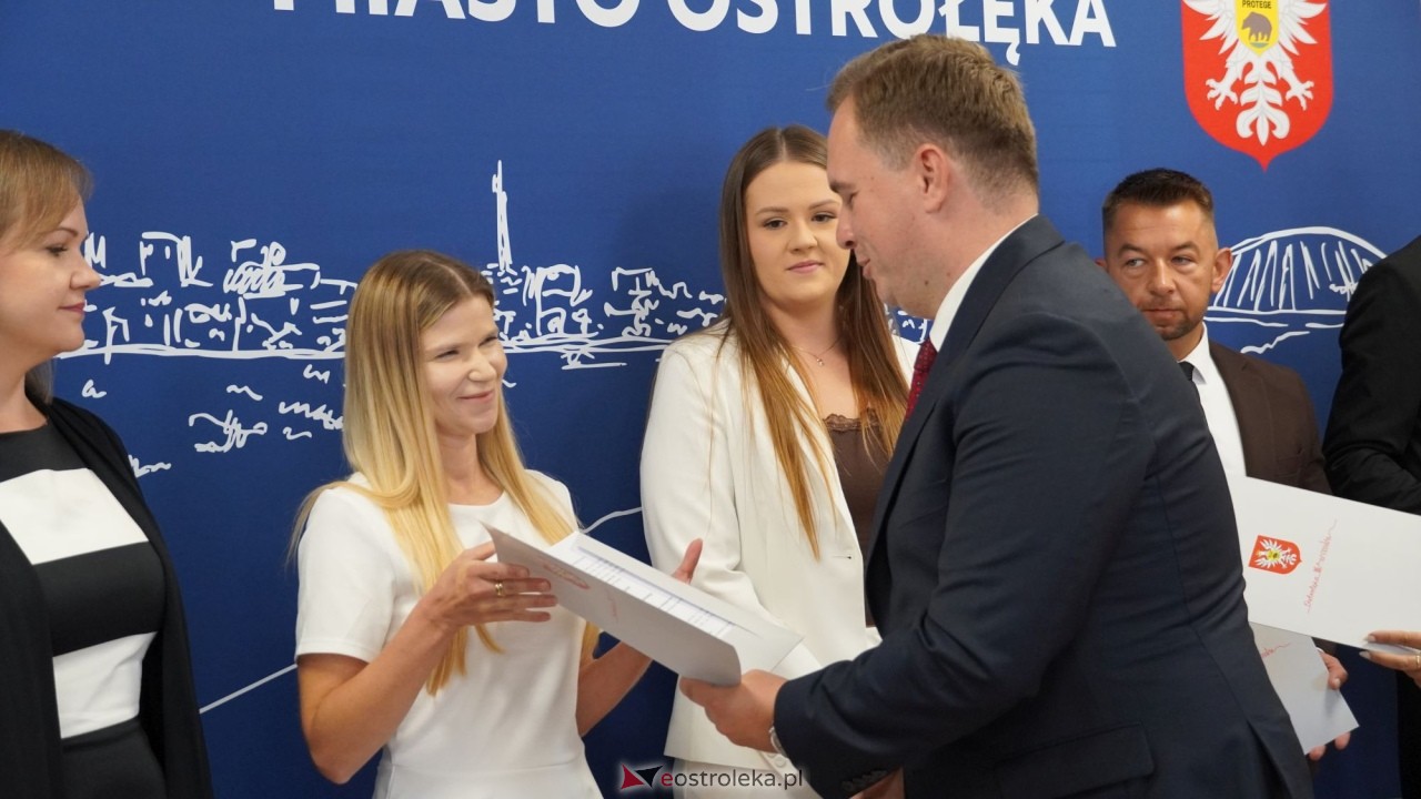 Uroczystość wręczenia aktów stopnia awansu zawodowego nauczyciela mianowanego [27.08.2026] - zdjęcie #69 - eOstroleka.pl