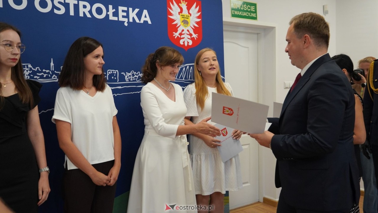 Uroczystość wręczenia aktów stopnia awansu zawodowego nauczyciela mianowanego [27.08.2026] - zdjęcie #58 - eOstroleka.pl