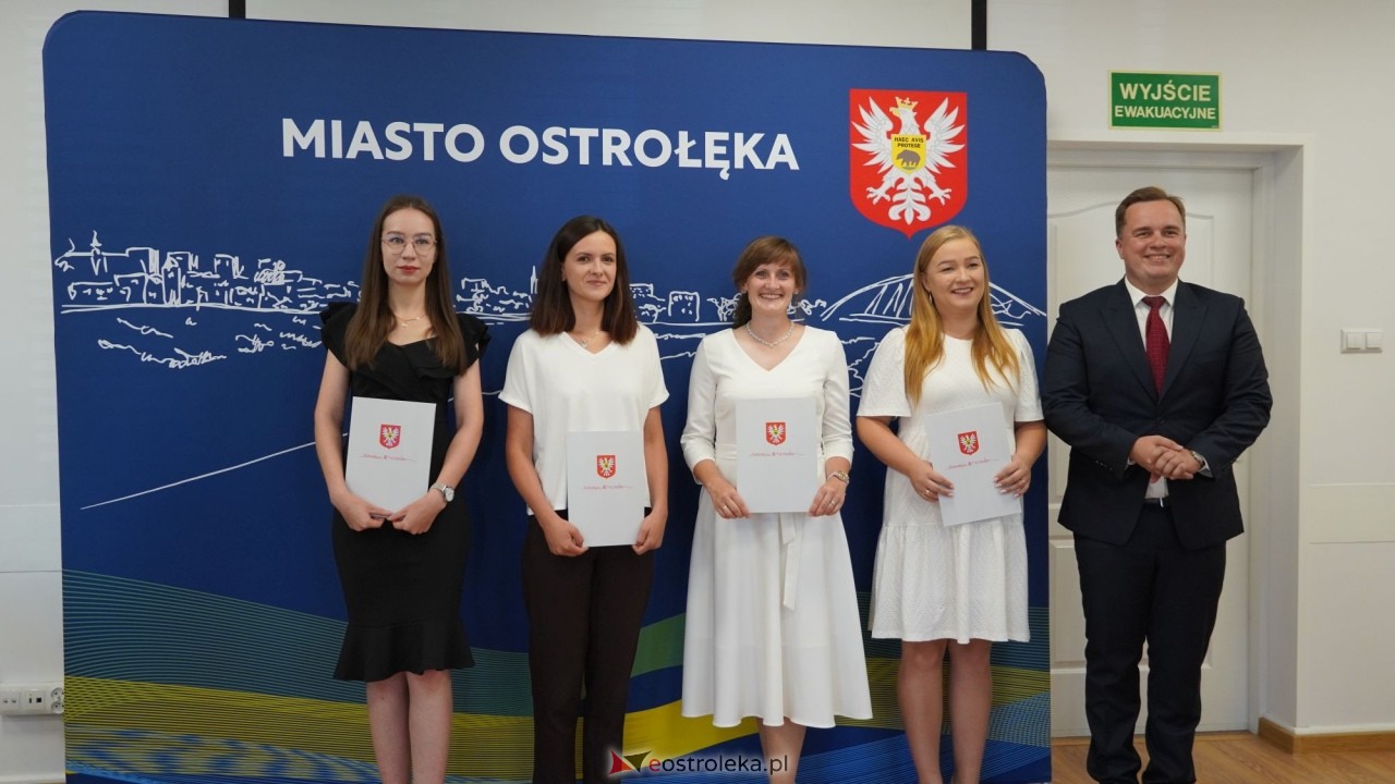 Uroczystość wręczenia aktów stopnia awansu zawodowego nauczyciela mianowanego [27.08.2026] - zdjęcie #56 - eOstroleka.pl