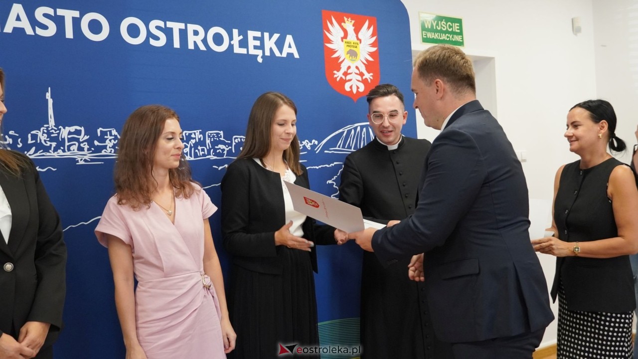 Uroczystość wręczenia aktów stopnia awansu zawodowego nauczyciela mianowanego [27.08.2026] - zdjęcie #48 - eOstroleka.pl