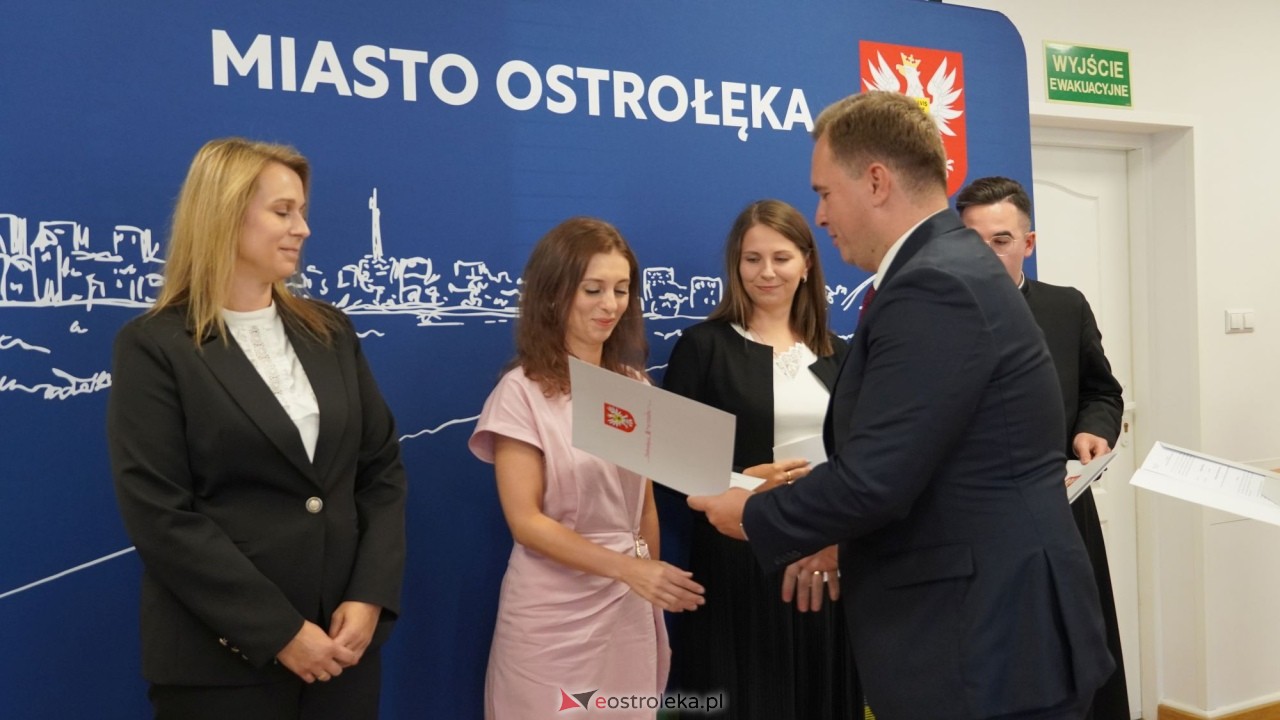 Uroczystość wręczenia aktów stopnia awansu zawodowego nauczyciela mianowanego [27.08.2026] - zdjęcie #47 - eOstroleka.pl