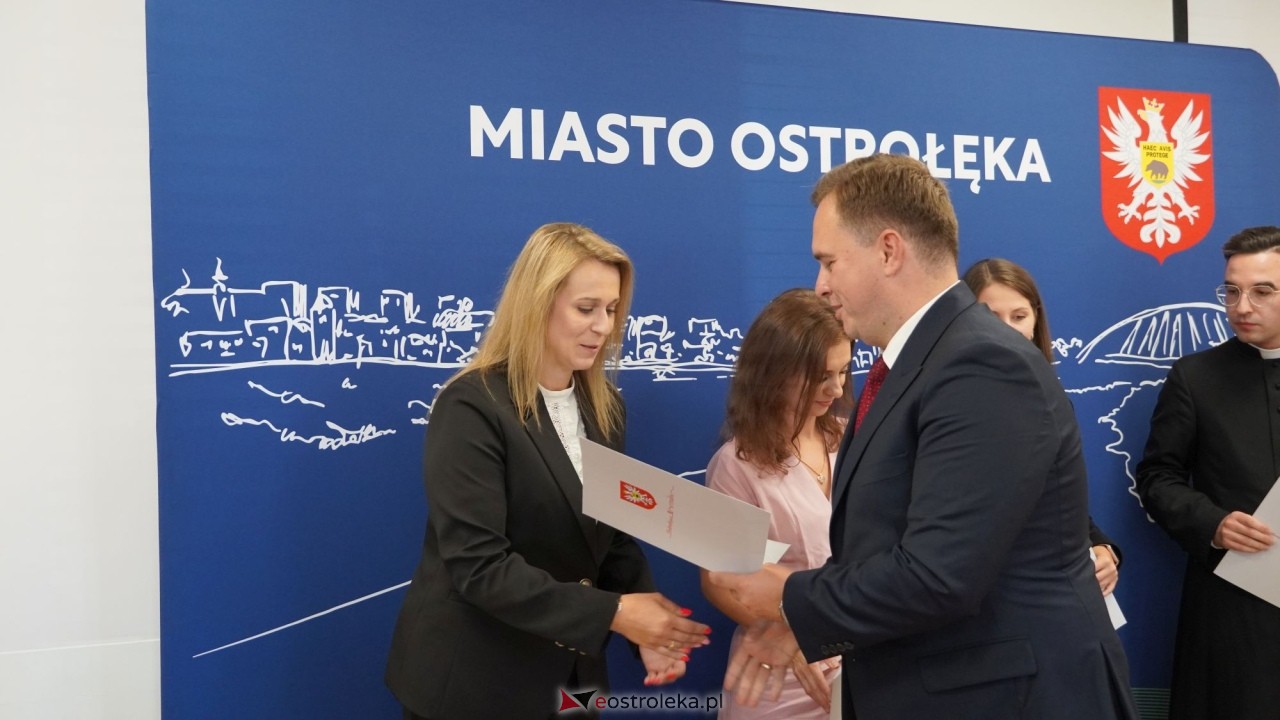 Uroczystość wręczenia aktów stopnia awansu zawodowego nauczyciela mianowanego [27.08.2026] - zdjęcie #46 - eOstroleka.pl