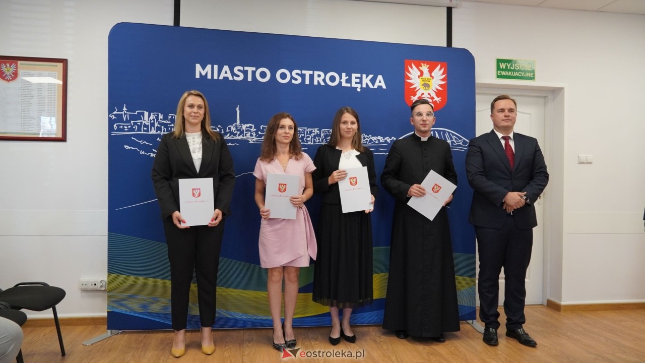 Uroczystość wręczenia aktów stopnia awansu zawodowego nauczyciela mianowanego [27.08.2026] - zdjęcie #45 - eOstroleka.pl
