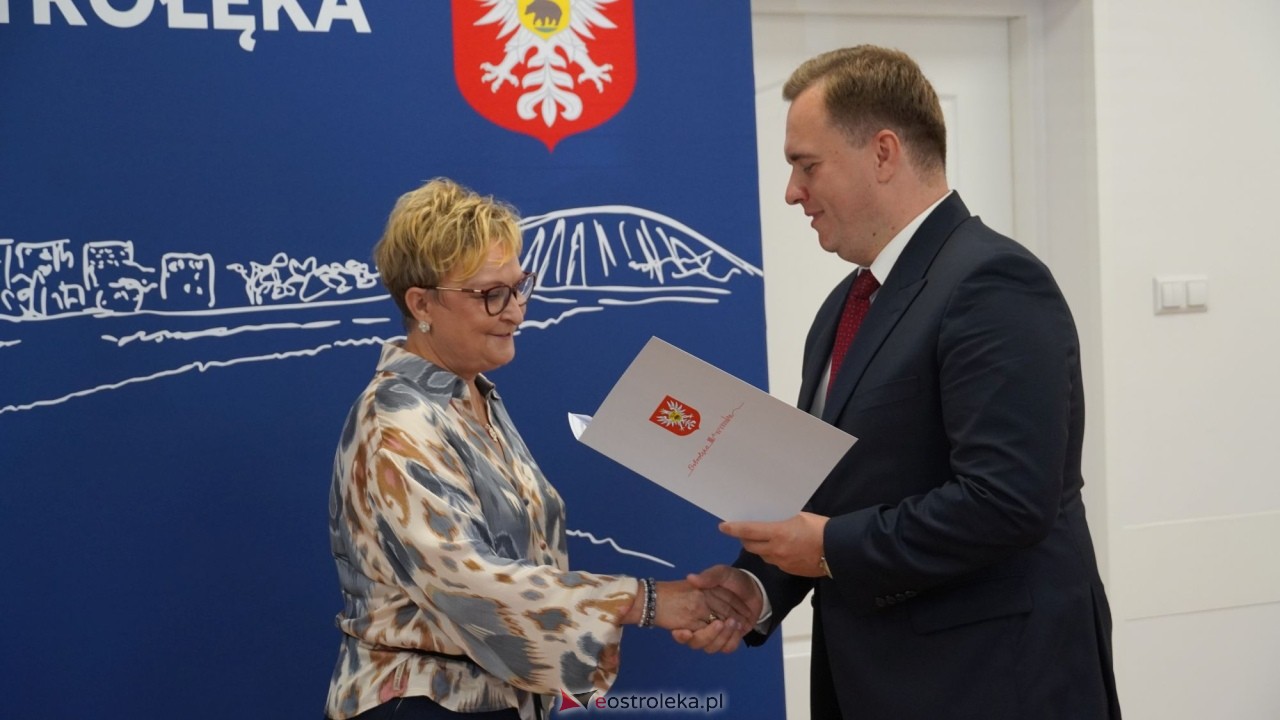 Uroczystość wręczenia aktów stopnia awansu zawodowego nauczyciela mianowanego [27.08.2026] - zdjęcie #14 - eOstroleka.pl