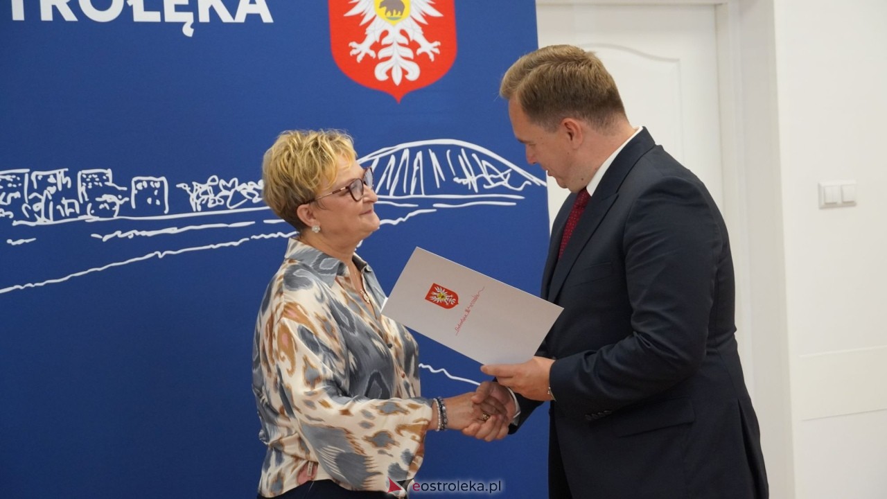 Uroczystość wręczenia aktów stopnia awansu zawodowego nauczyciela mianowanego [27.08.2026] - zdjęcie #13 - eOstroleka.pl