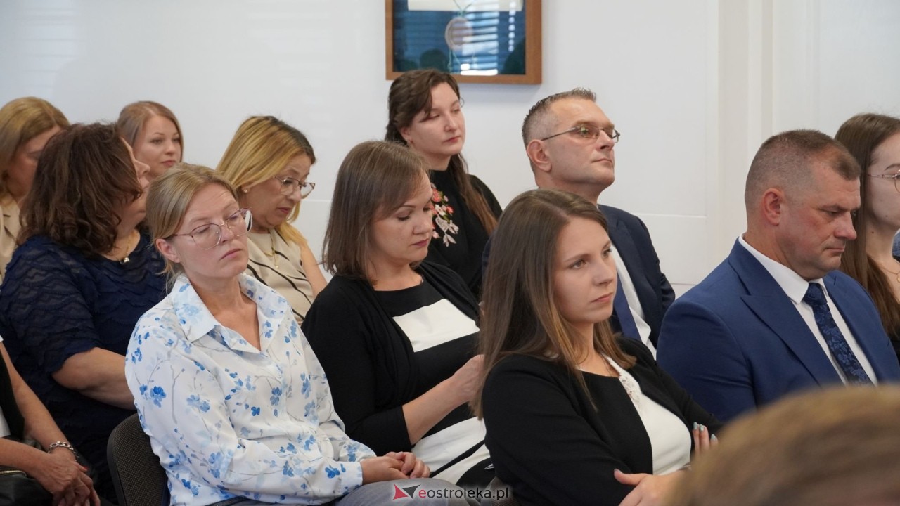 Uroczystość wręczenia aktów stopnia awansu zawodowego nauczyciela mianowanego [27.08.2026] - zdjęcie #2 - eOstroleka.pl