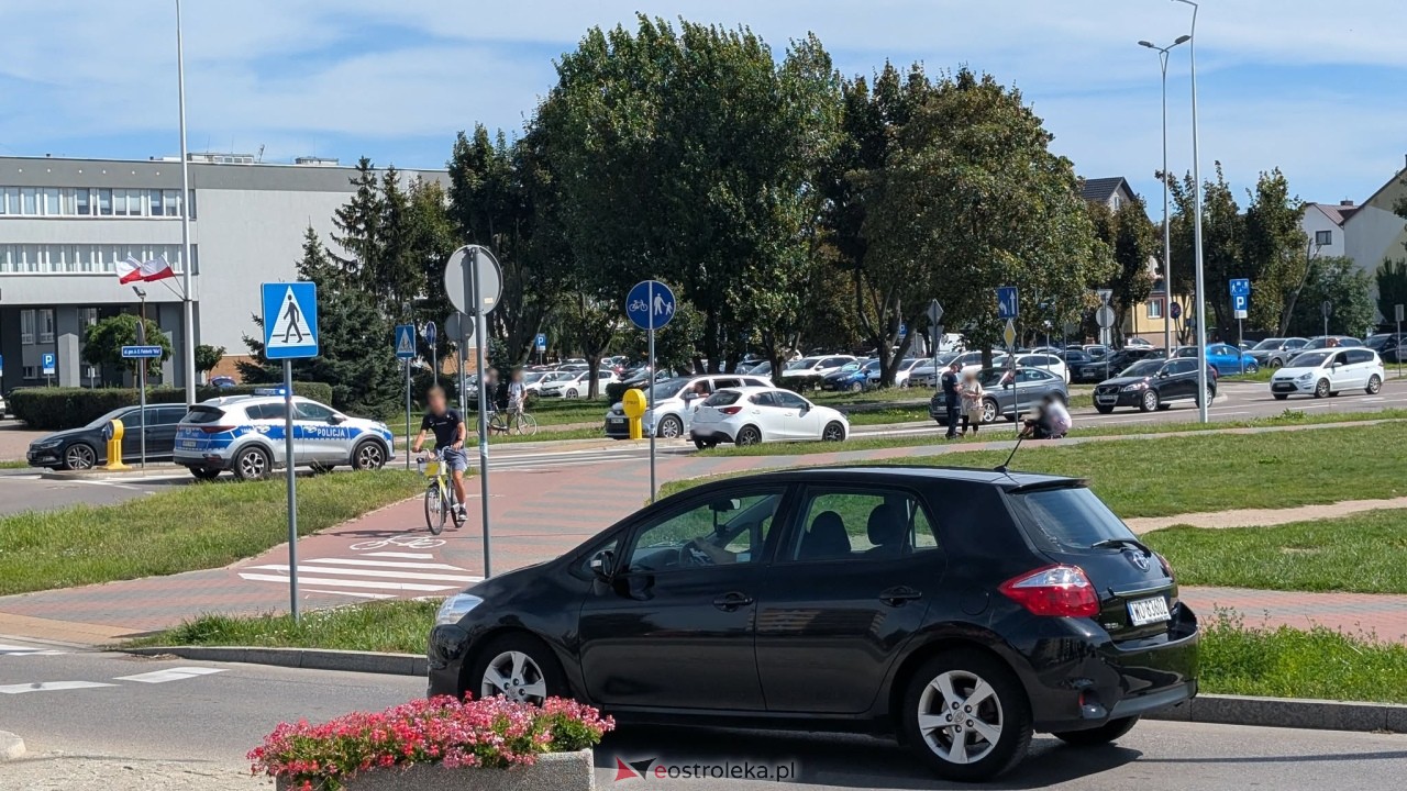 Kolizja na rondzie Dmowskiego, ranny nastolatek na hulajnodze [28.08.2026] - zdjęcie #9 - eOstroleka.pl
