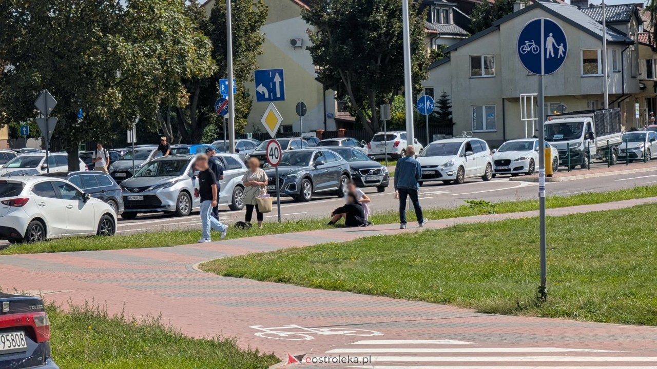 Kolizja na rondzie Dmowskiego, ranny nastolatek na hulajnodze [28.08.2026] - zdjęcie #8 - eOstroleka.pl