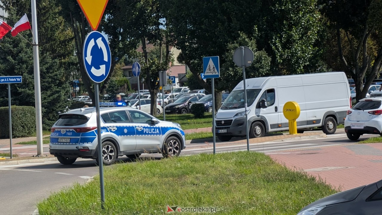 Kolizja na rondzie Dmowskiego, ranny nastolatek na hulajnodze [28.08.2026] - zdjęcie #5 - eOstroleka.pl