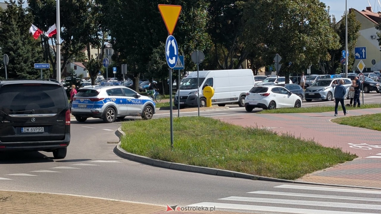 Kolizja na rondzie Dmowskiego, ranny nastolatek na hulajnodze [28.08.2026] - zdjęcie #4 - eOstroleka.pl