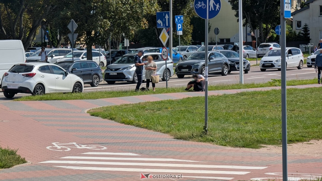 Kolizja na rondzie Dmowskiego, ranny nastolatek na hulajnodze [28.08.2026] - zdjęcie #3 - eOstroleka.pl
