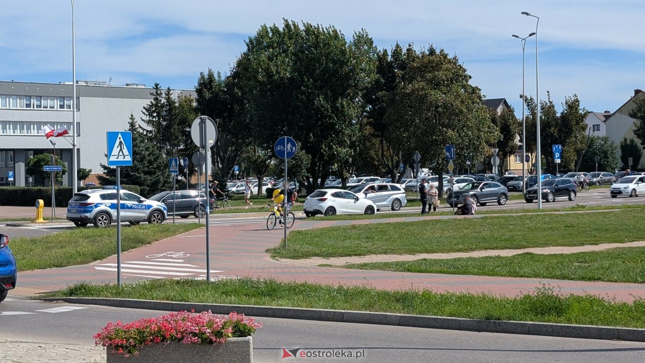 Kolizja na rondzie Dmowskiego, ranny nastolatek na hulajnodze [28.08.2026] - zdjęcie #2 - eOstroleka.pl
