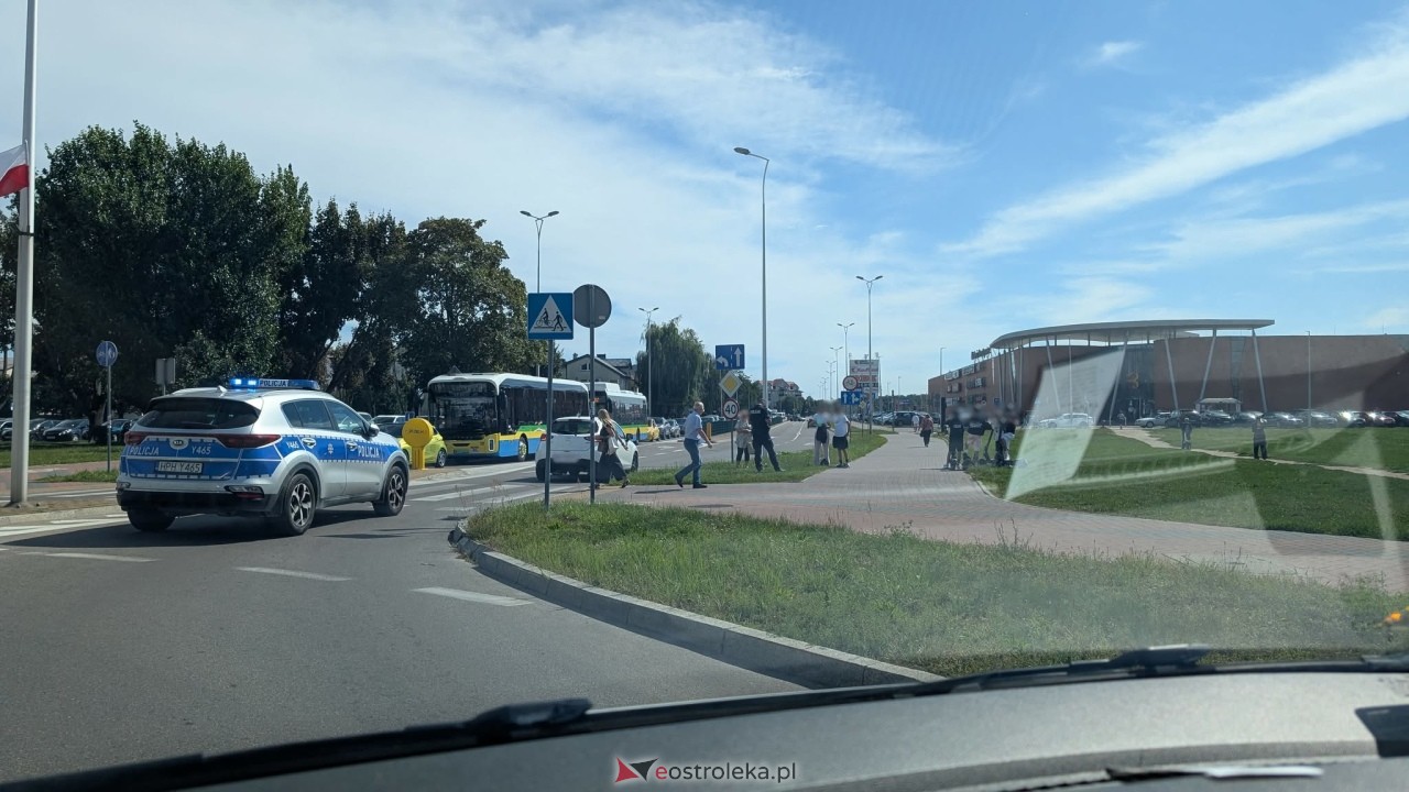 Kolizja na rondzie Dmowskiego, ranny nastolatek na hulajnodze [28.08.2026] - zdjęcie #1 - eOstroleka.pl