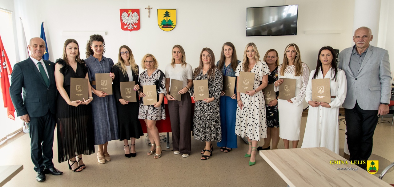 Uroczyste wręczenie aktów nadania stopnia awansu zawodowego nauczyciela mianowanego w Lelisie [28.08.2026] - zdjęcie #18 - eOstroleka.pl