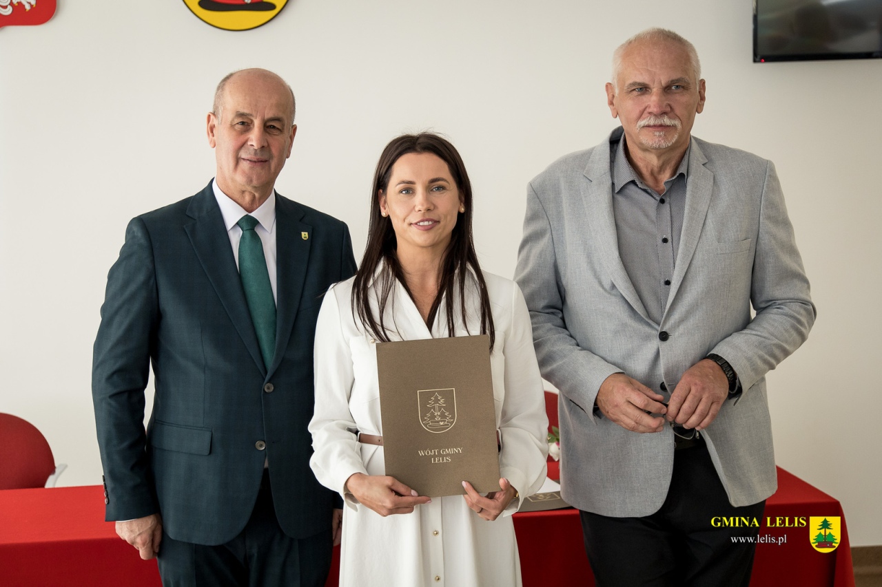 Uroczyste wręczenie aktów nadania stopnia awansu zawodowego nauczyciela mianowanego w Lelisie [28.08.2026] - zdjęcie #17 - eOstroleka.pl