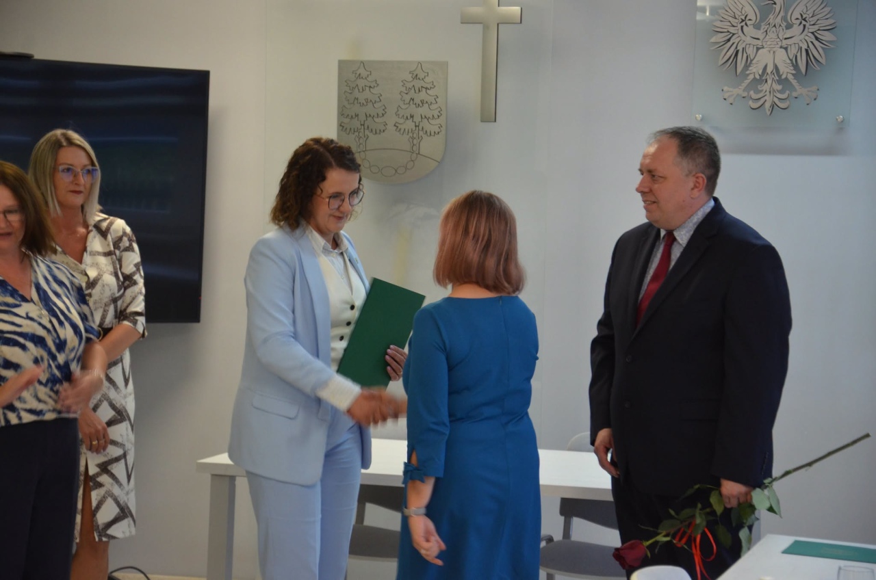 Kolejni nauczyciele z awansem w gminie Kadzidło. Odebrali akty mianowania [31.08.2026] - zdjęcie #10 - eOstroleka.pl