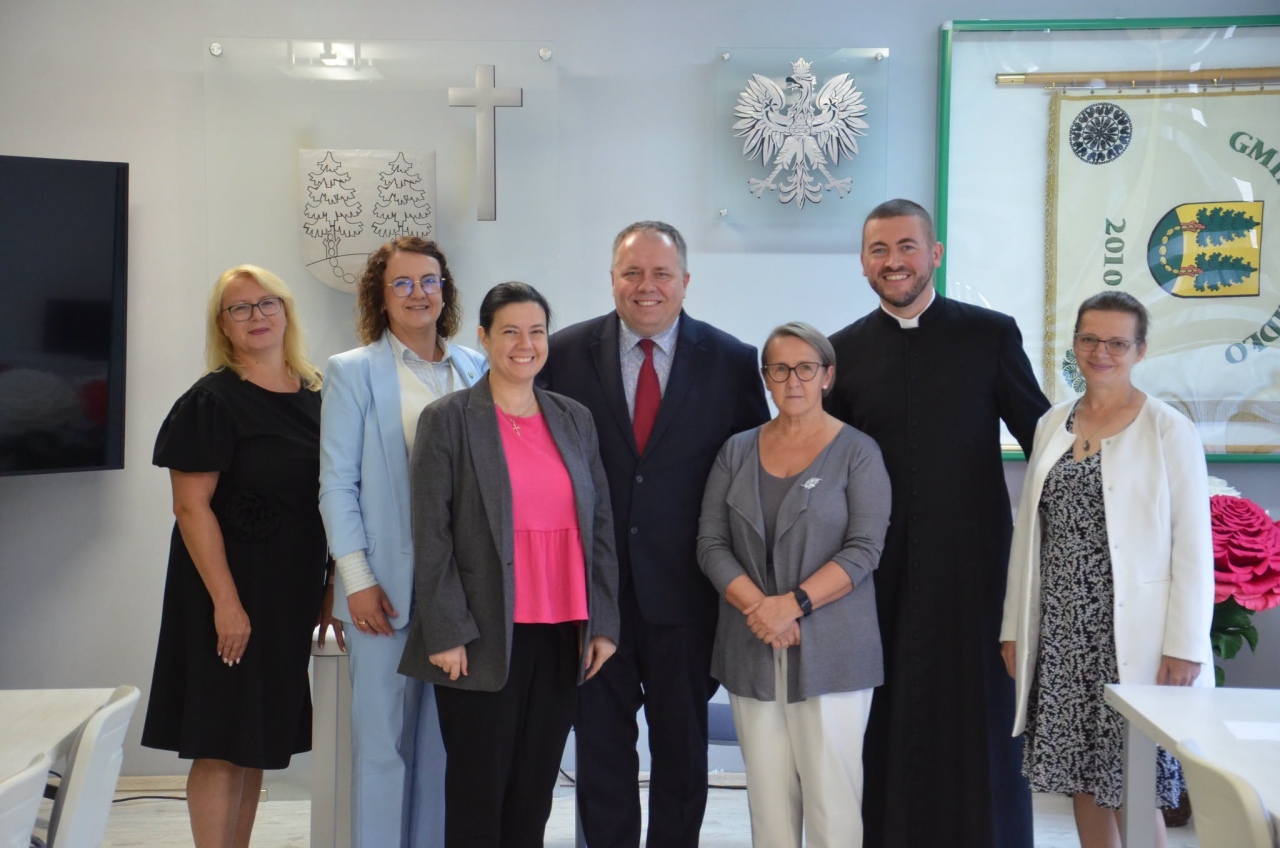 Kolejni nauczyciele z awansem w gminie Kadzidło. Odebrali akty mianowania [31.08.2026] - zdjęcie #8 - eOstroleka.pl