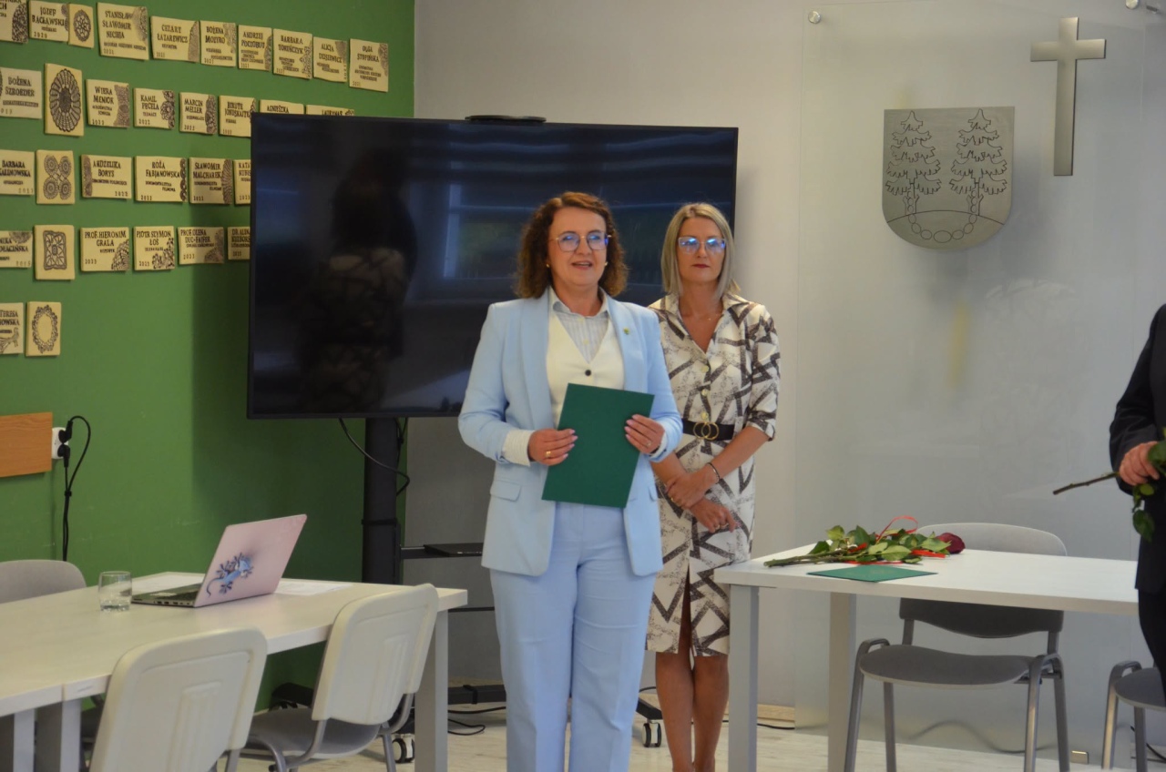 Kolejni nauczyciele z awansem w gminie Kadzidło. Odebrali akty mianowania [31.08.2026] - zdjęcie #2 - eOstroleka.pl