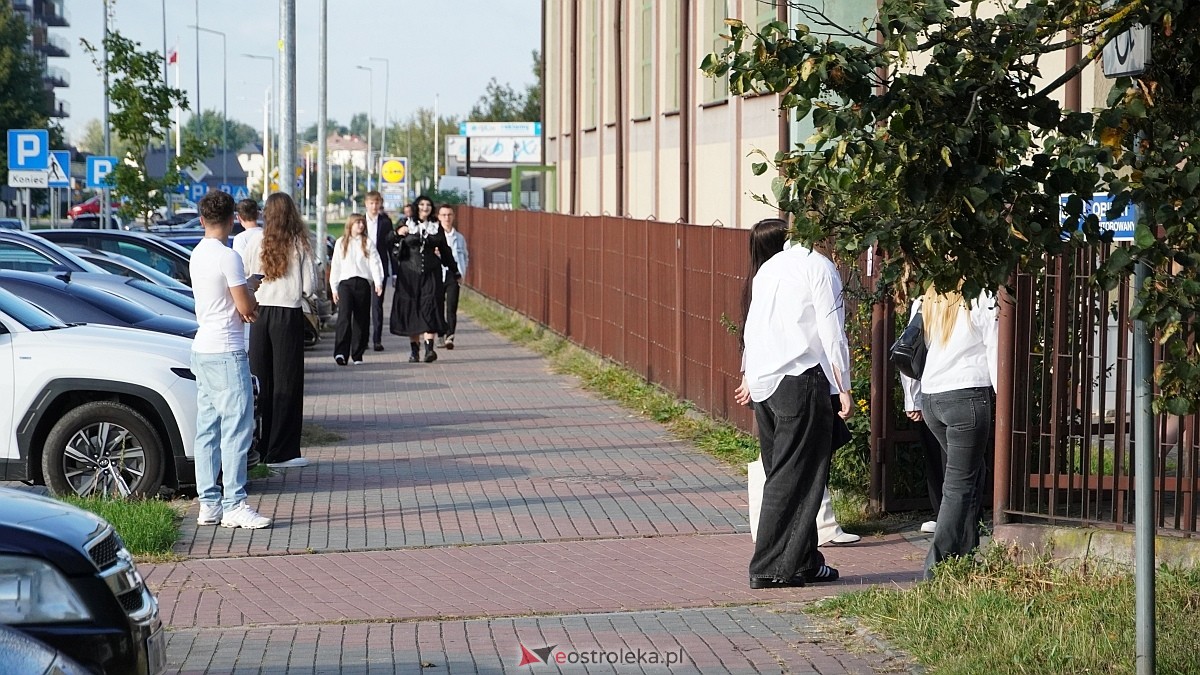 Rozpoczęcie roku szkolnego 2026/27 w III LO w Ostrołęce [01.09.2026] - zdjęcie #74 - eOstroleka.pl