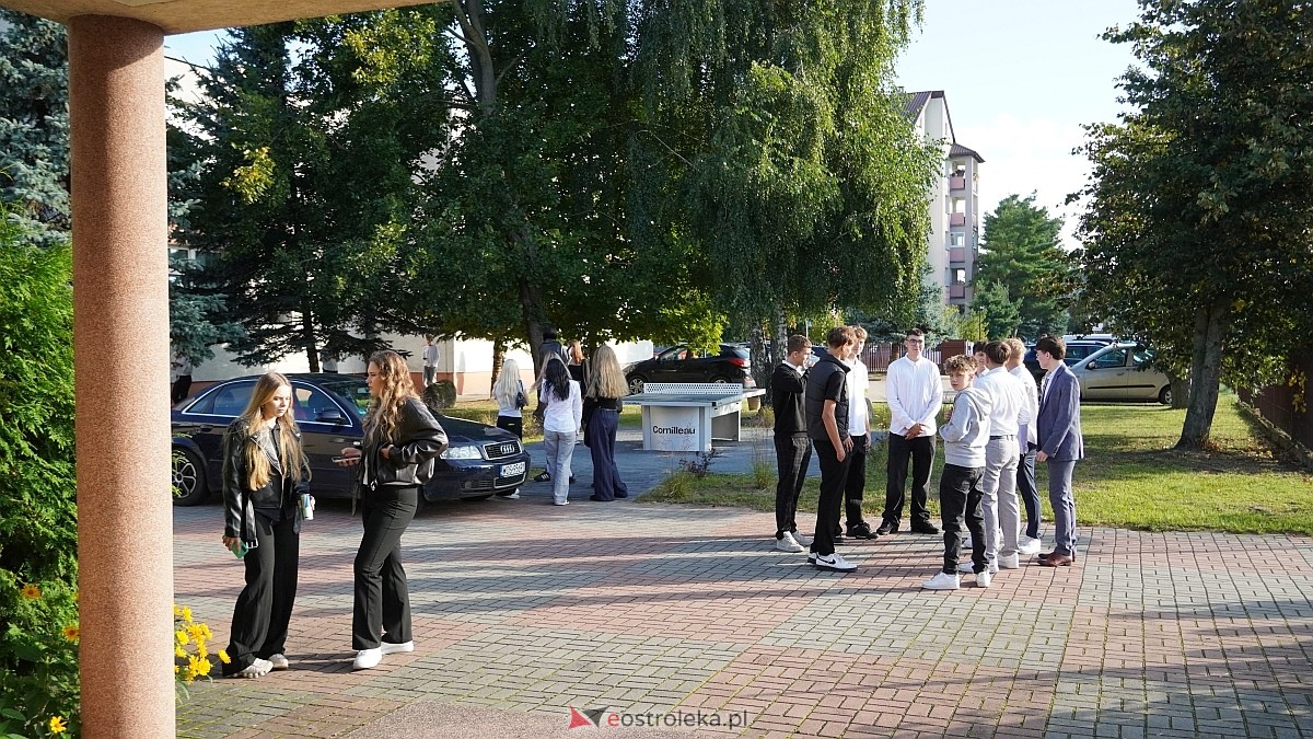 Rozpoczęcie roku szkolnego 2026/27 w III LO w Ostrołęce [01.09.2026] - zdjęcie #70 - eOstroleka.pl