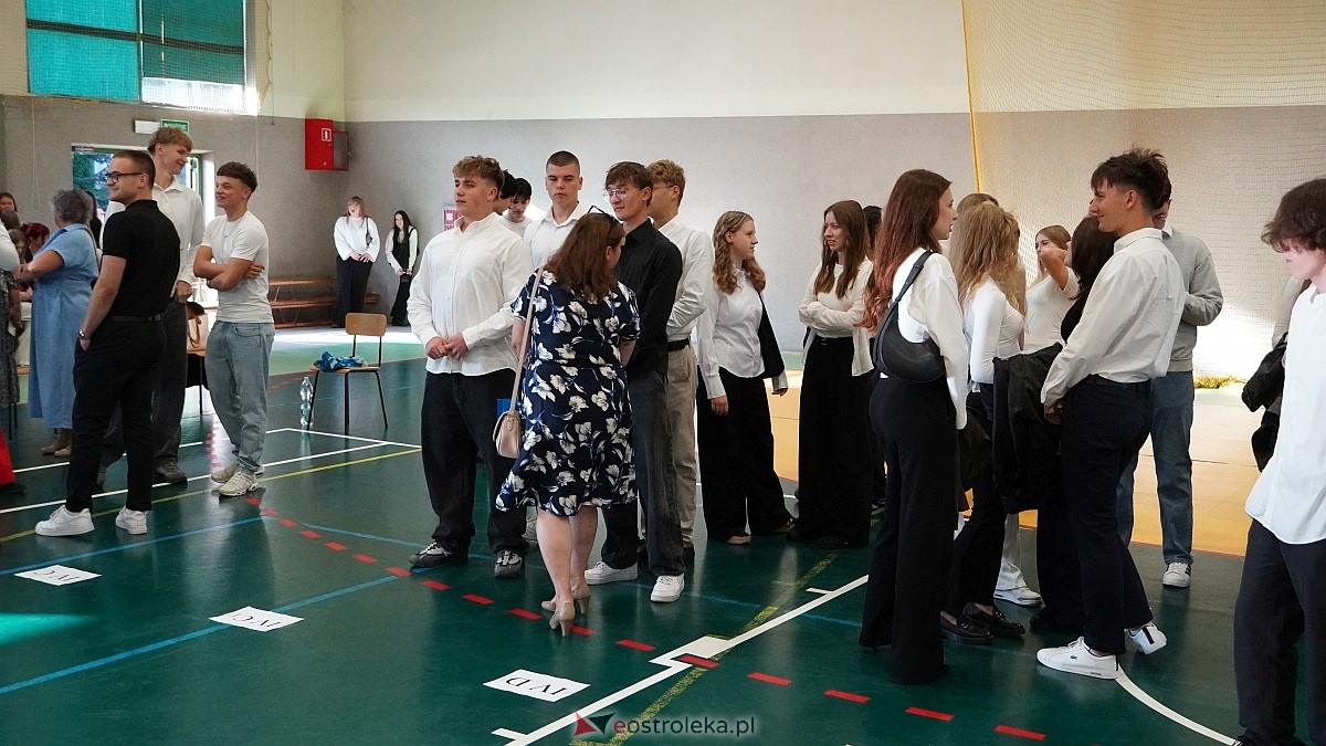 Rozpoczęcie roku szkolnego 2026/27 w III LO w Ostrołęce [01.09.2026] - zdjęcie #64 - eOstroleka.pl