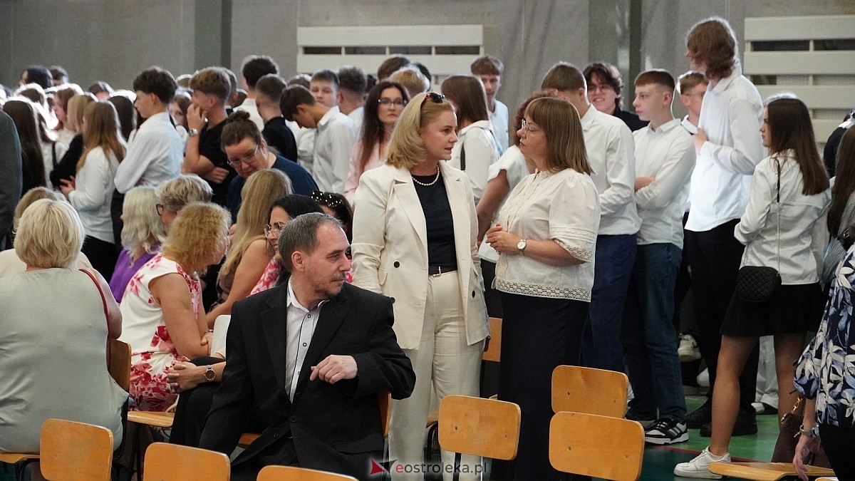 Rozpoczęcie roku szkolnego 2026/27 w III LO w Ostrołęce [01.09.2026] - zdjęcie #59 - eOstroleka.pl