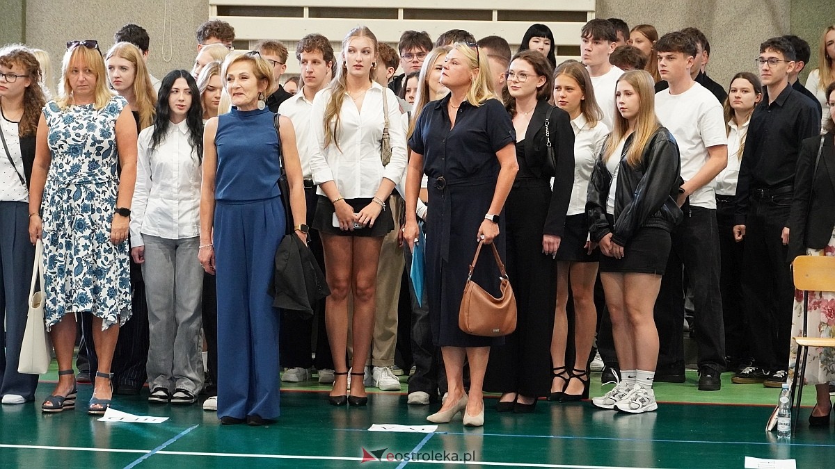 Rozpoczęcie roku szkolnego 2026/27 w III LO w Ostrołęce [01.09.2026] - zdjęcie #44 - eOstroleka.pl